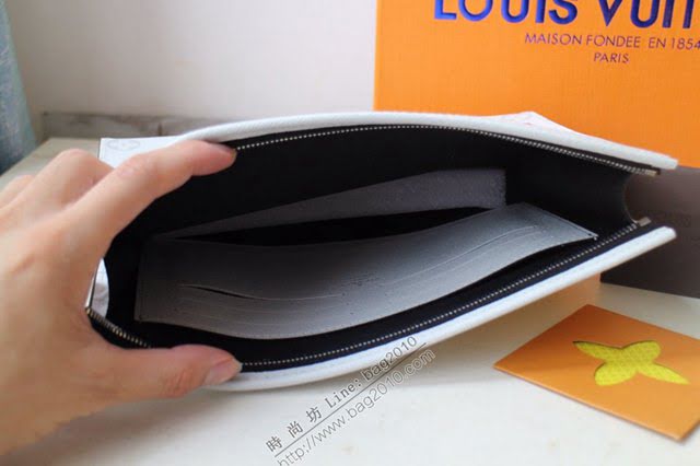 lv手包 M61692 白花絲印 POCHETTE VOYAGE中號手袋 lv男士手拿包  lvqb1244